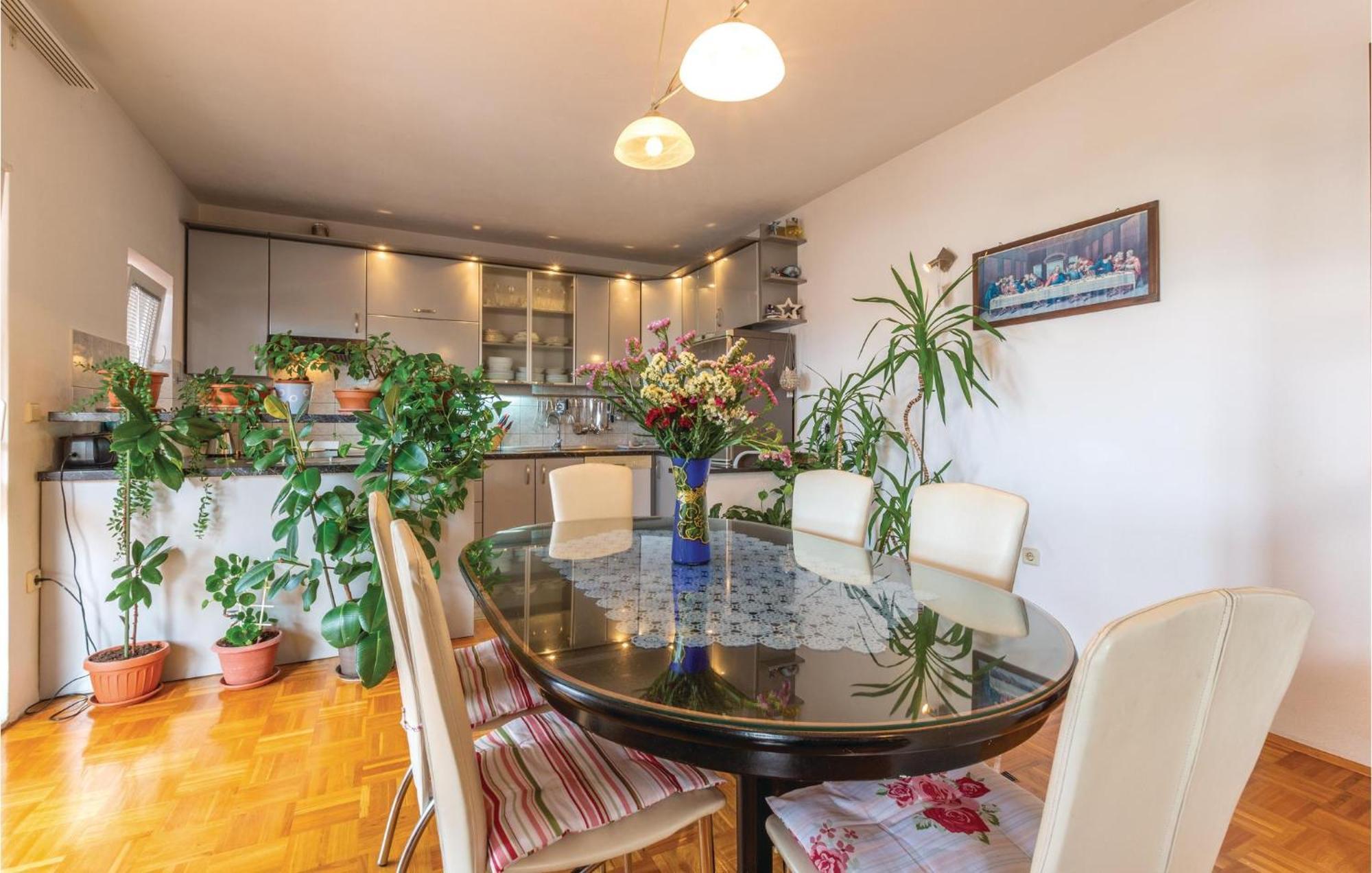 Nice Apartment In Plano With Kitchen 外观 照片